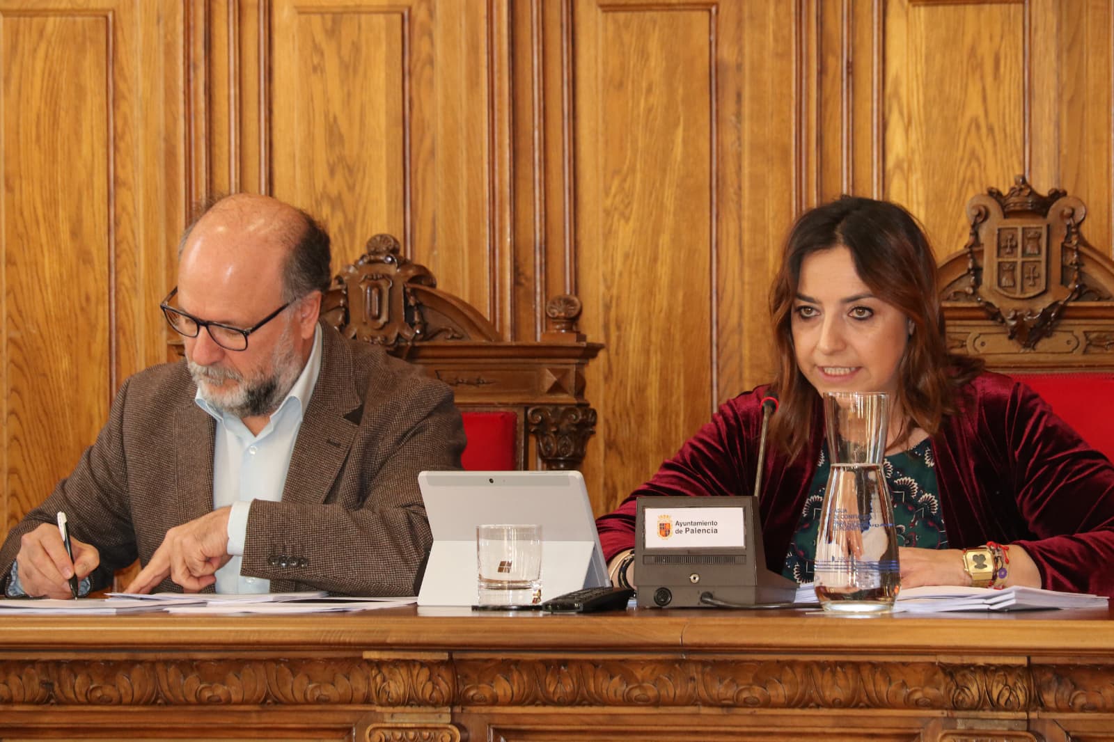 Carlos Hernández y Miriam Andrés durante el pleno del Ayuntamiento del mes de marzo