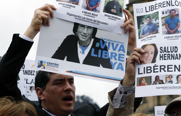 Un hombre grita consignas durante una manifestación para exigir la liberación de la periodista española Salud Hernández y los corresponsales de Noticias RCN Diego D&#039;Pablos y Carlos Melo