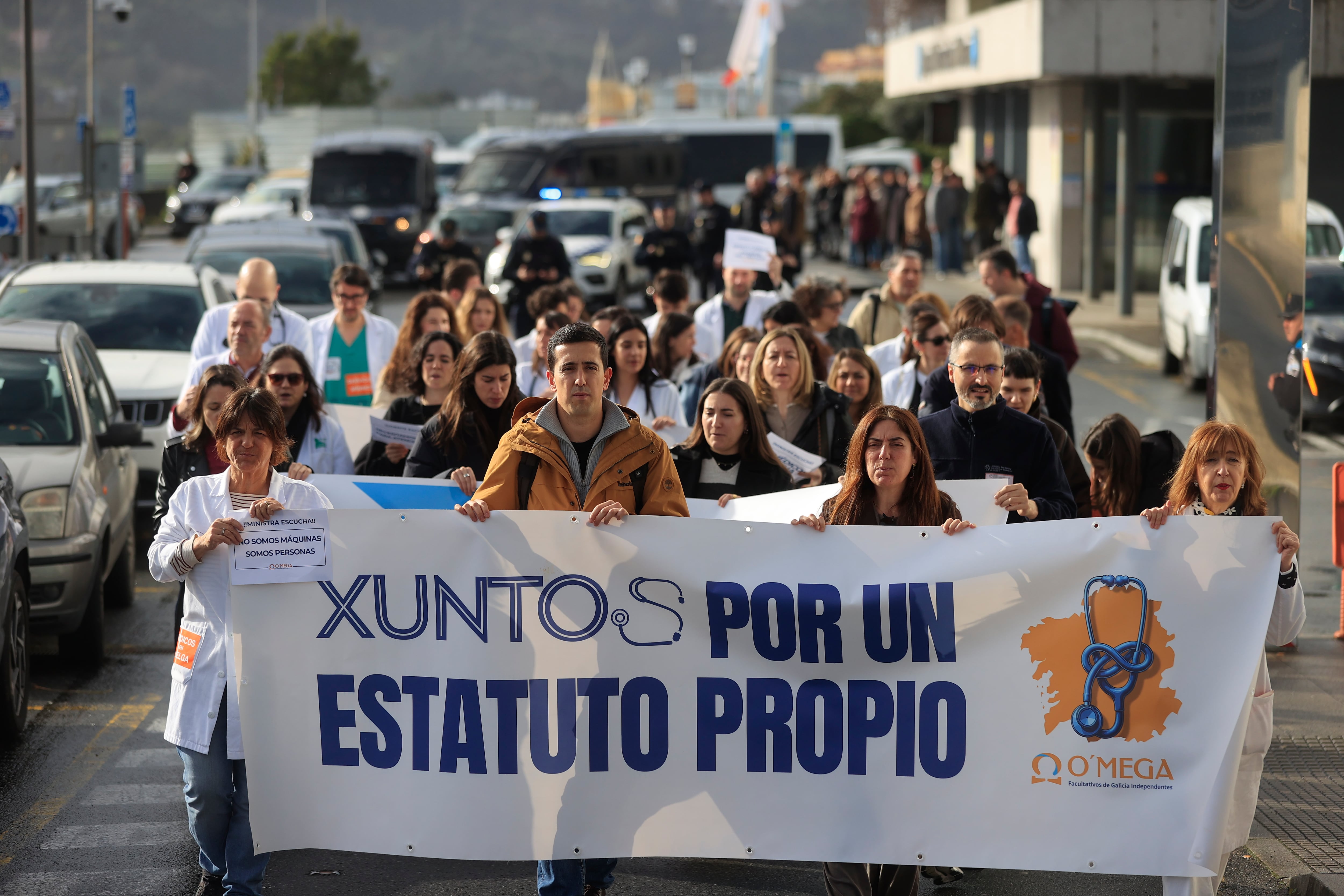 A CORUÑA, 19/02/2026.- Un centenar de médicos del Chuac (Complexo Hospitalario Universitario de A Coruña), se han concentrado este jueves a las puertas del centro, coincidiendo con la cuarta jornada de huelga. Tras una gran pancarta en la que se podía leer «Xuntos por un estatuto propio», se movilizaron también en torno al Hospital de A Coruña, rodeándolo en manifestación. EFE/Cabalar