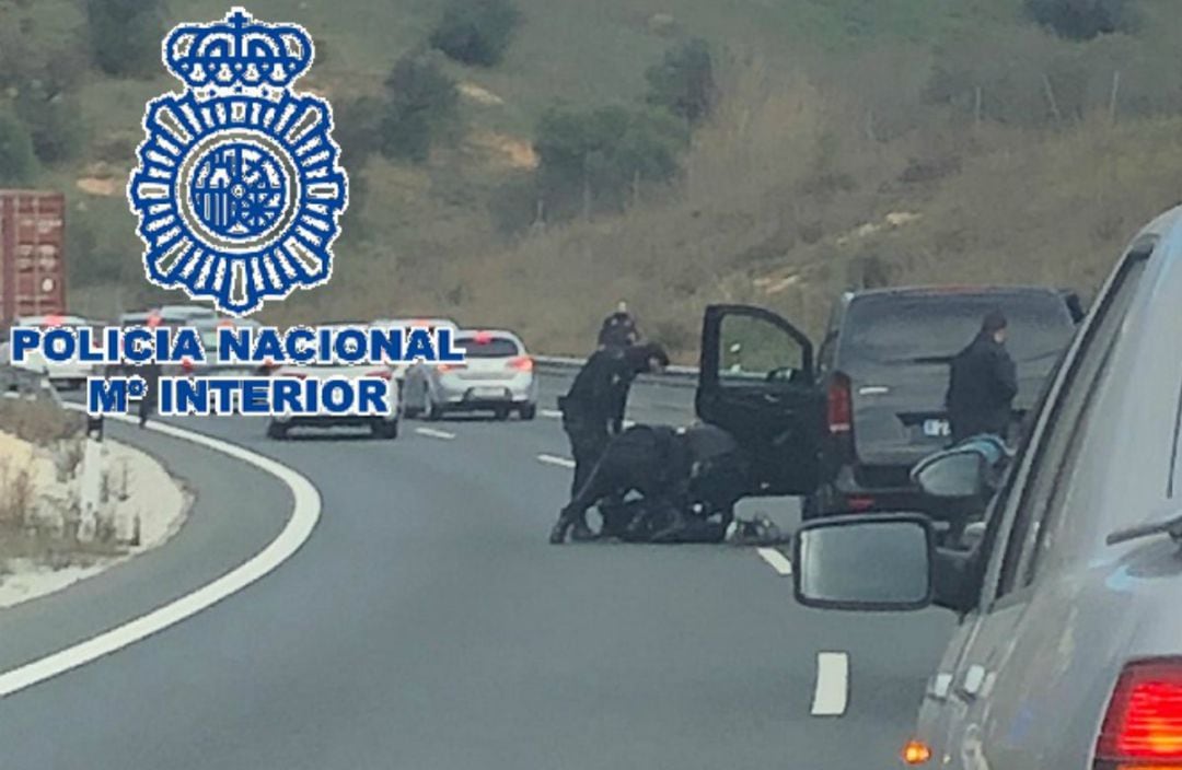 Momento de la detención del invididuo en la A-45 de Málaga