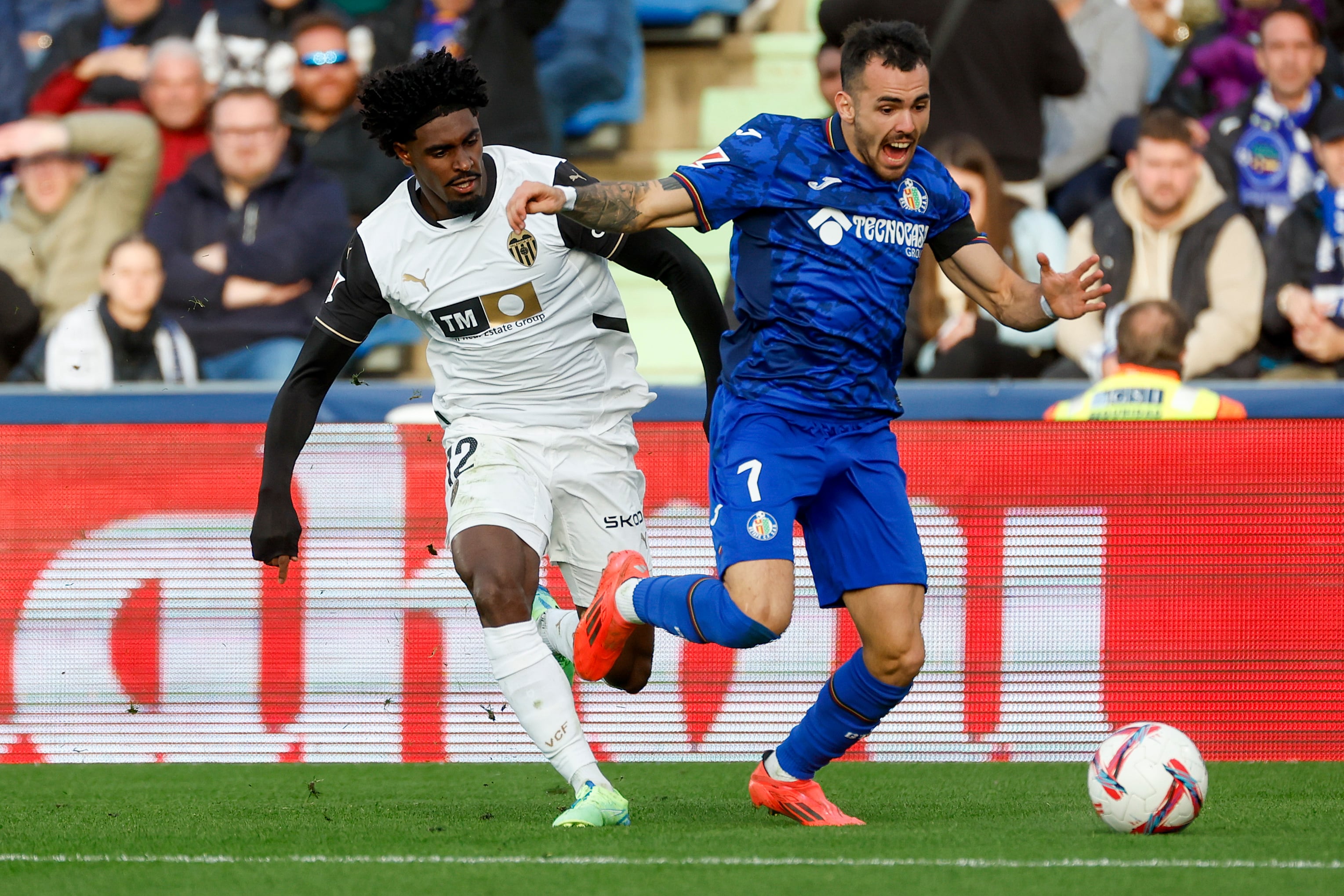 El defensa del Valencia Thierry Correia (i) disputa un balón con el centrocampista del Getafe Álex Sola (d) durante el partido de la jornada 11 de LaLiga entre Getafe CF y Valencia CF, este domingo en el Estadio Coliseum de Getafe (Madrid). EFE/ Juanjo Martín