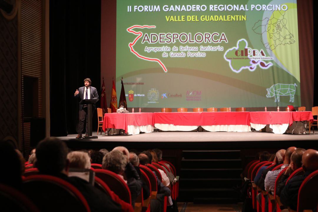 El presidente López Miras ha inaugurado el II Forum Ganaderio Regional Porcino