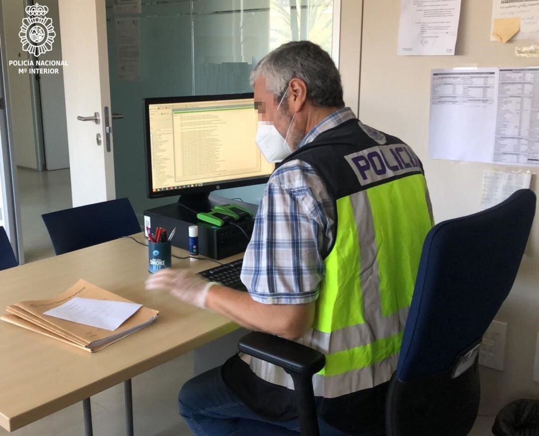 Un agente de la Policía Nacional durante la investigación