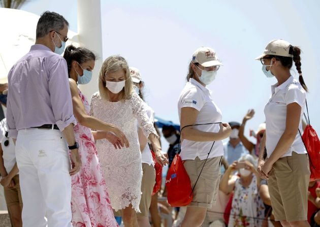 El rey Felipe VI y la reina Letizia posan en el paseo marítimo de Benidorm este viernes dentro de su gira por España tras la crisis del coronavirus