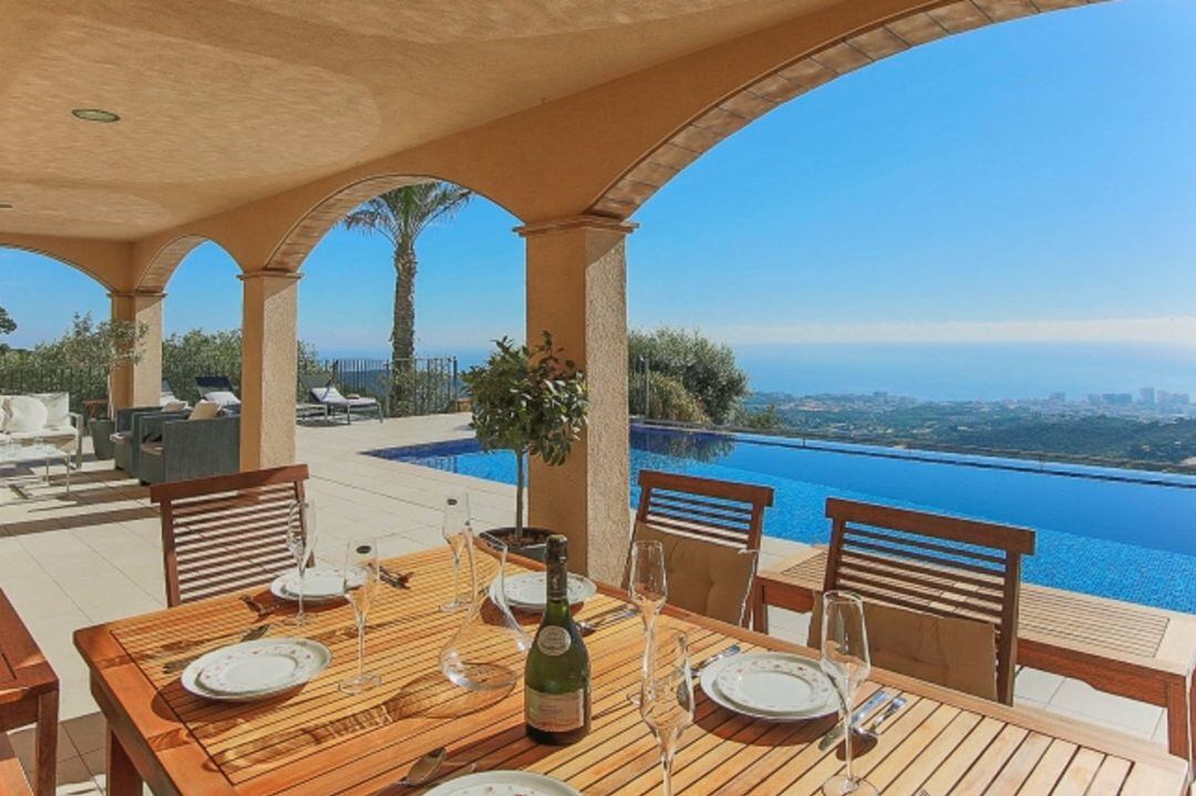 Pla general d'una terrassa amb vistes al mar d'una casa de lloguer turístic a la Costa Brava