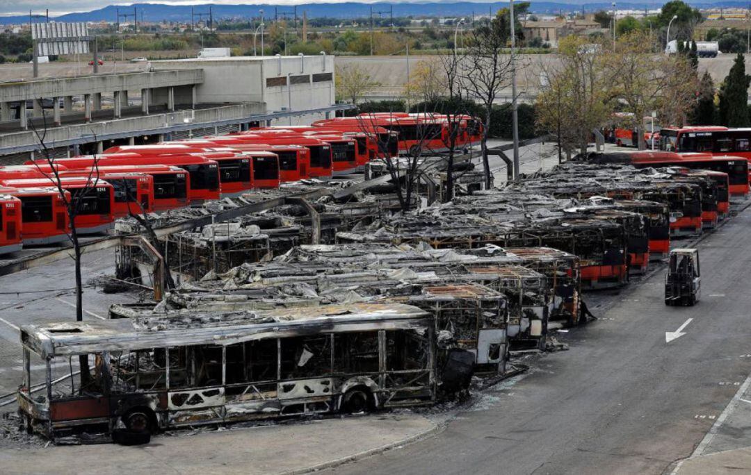 Imagen de archivo del incendio en las cocheras de la EMT de València en diciembre de 2020