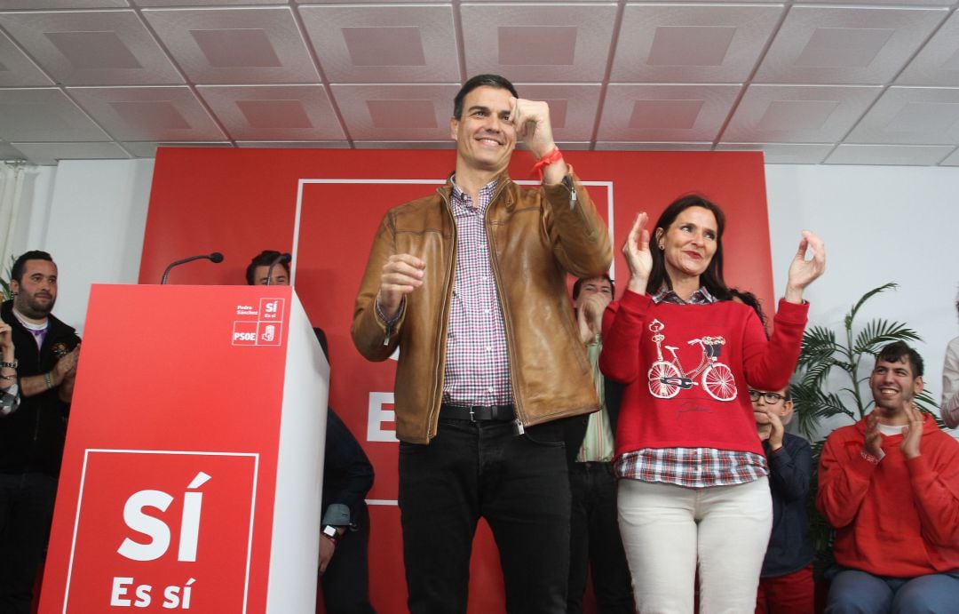 María Luz Martinez Seijó junto a Pedro Sánchez