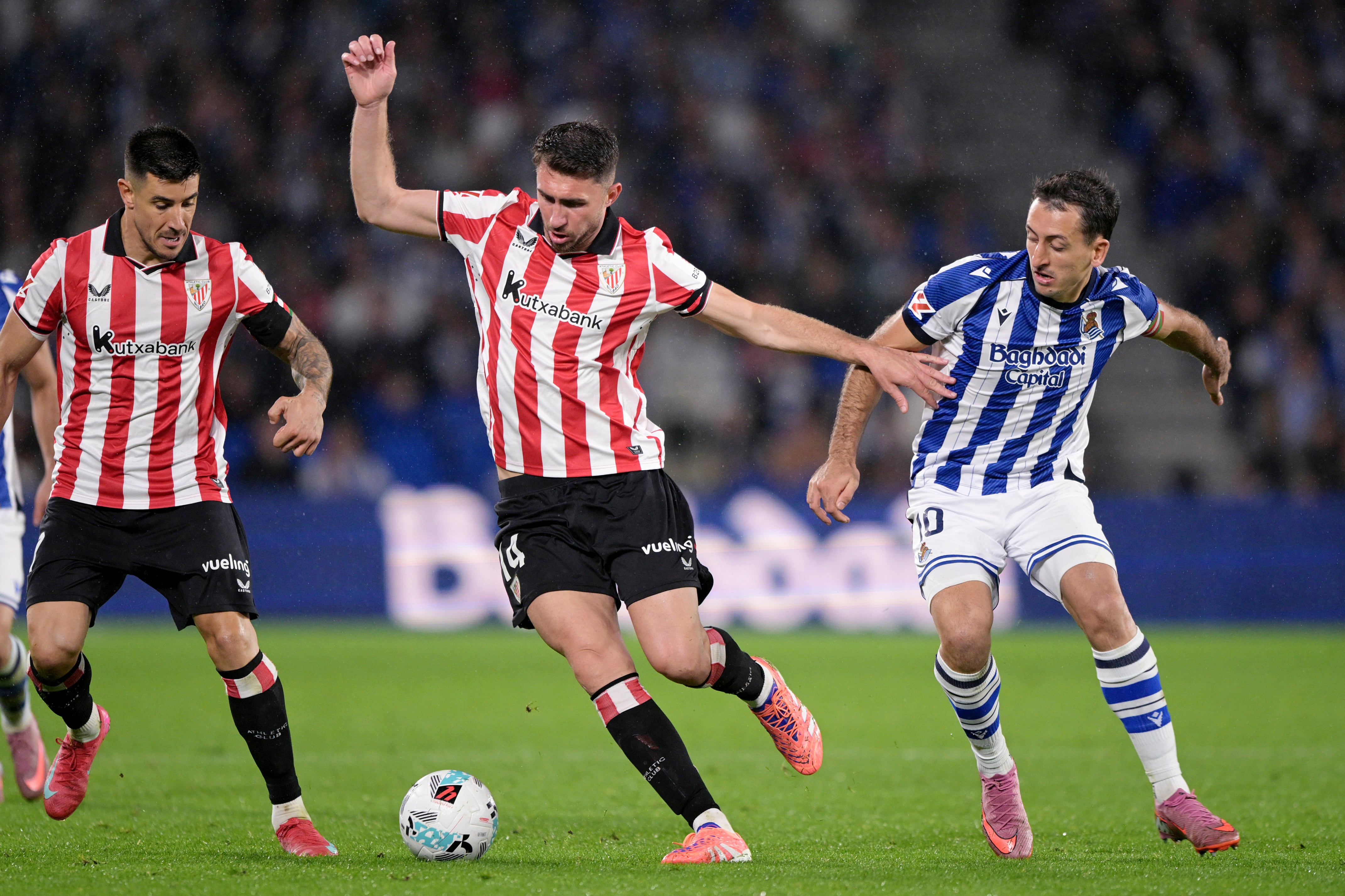 Yuri Berchiche, Aymeric Laporte y Mikel Oyarzabal, durante el derbi (Cesar Ortiz/Soccrates/Getty Images).