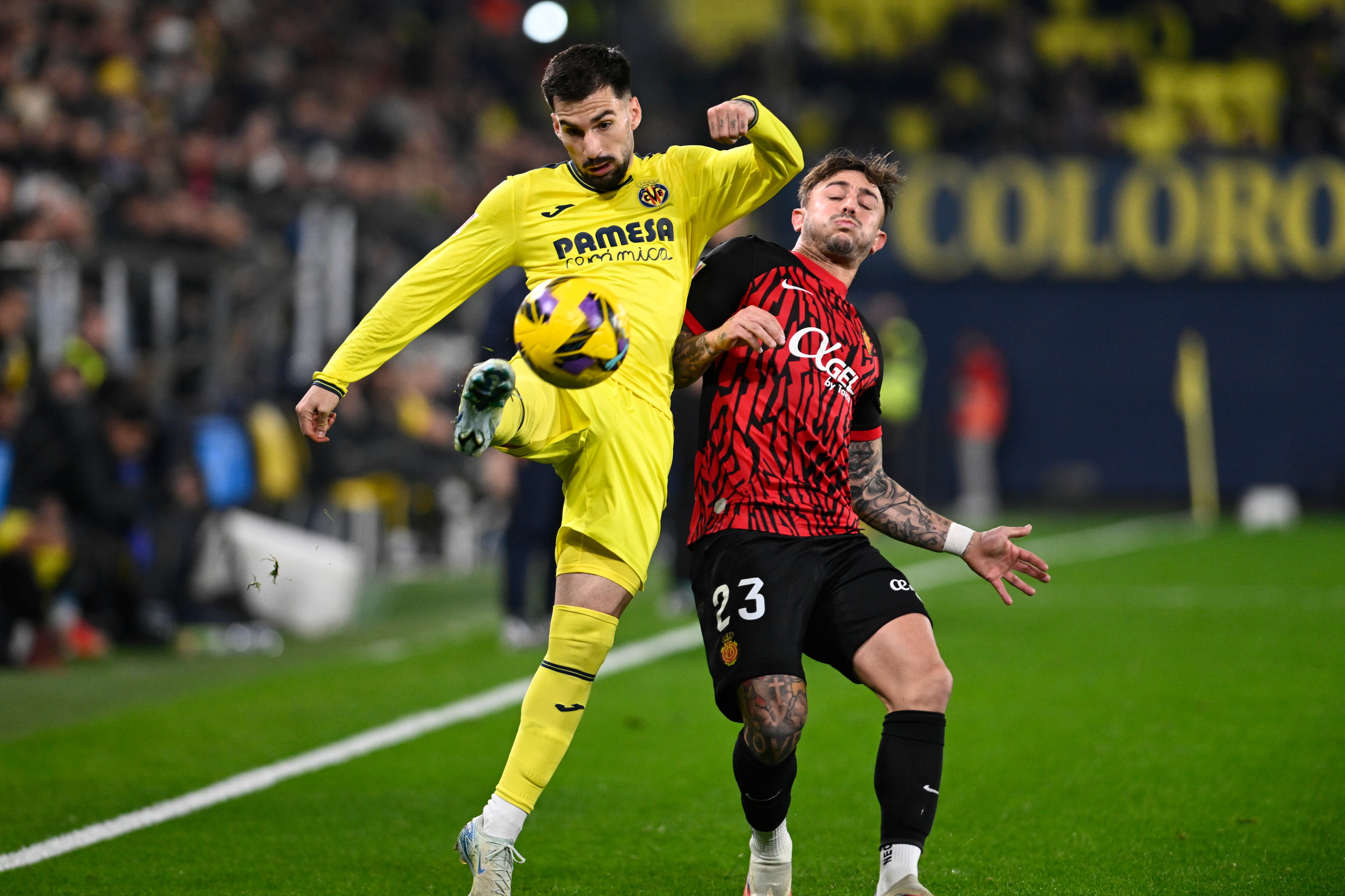 El centrocampista del Villarreal Alex Baena, en un duelo frente al Mallorca. EFE/Andreu Esteban