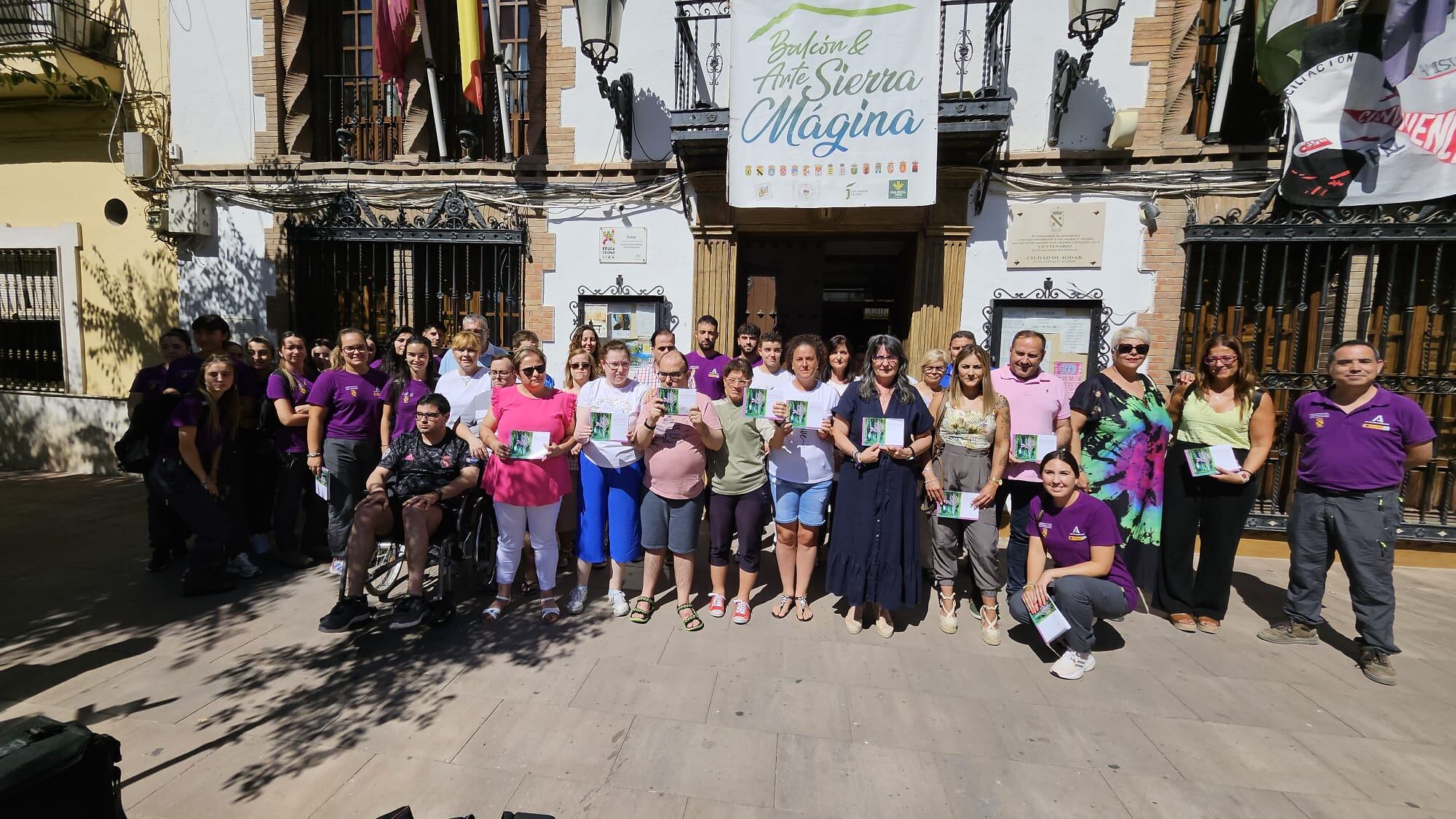 Foto de familia con los participantes en la inauguración de la exposición Balcón&Arte Magina 2024 en Jódar