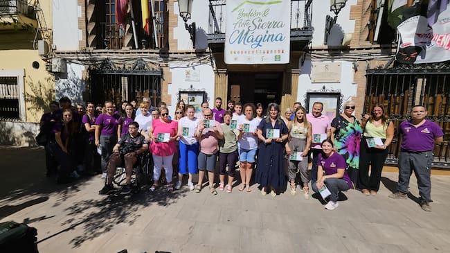 Foto de familia con los participantes en la inauguración de la exposición Balcón&Arte Magina 2024 en Jódar