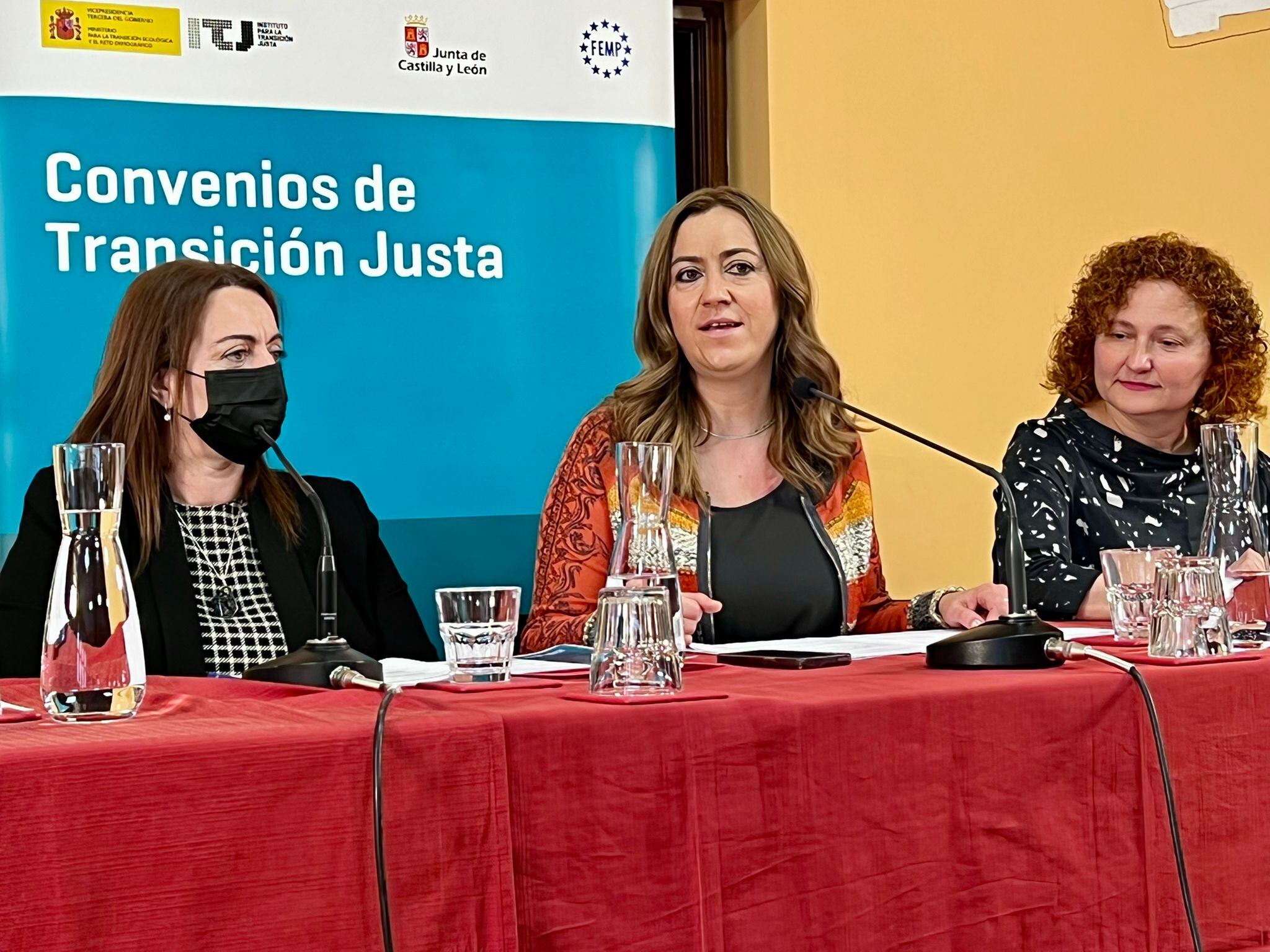 De izquierda a derecha, la alcaldesa de Velilla del Río Carrión (Palencia), Belinda Mencía, la delegada del Gobierno en Castilla y León, Virginia Barcones y la directora del Instituto para la Transición Justa, Laura Martín Murillo