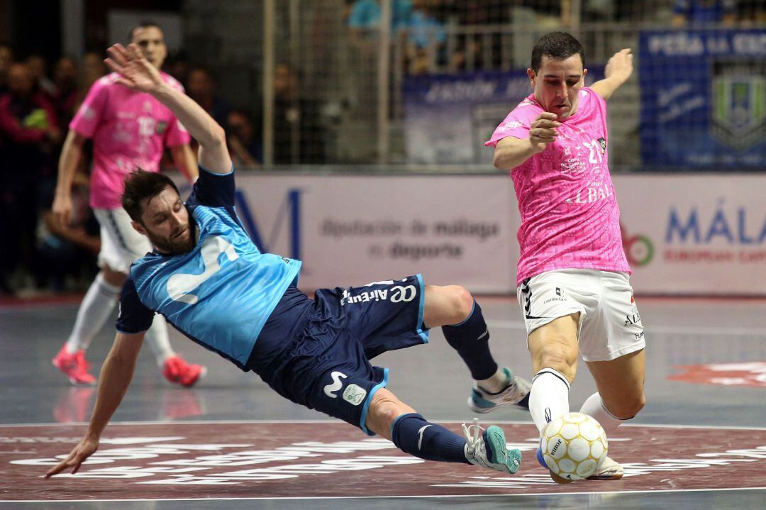 Los jugadores Fabricio Bastezini “Gadeia” (i) y José Ruiz (d) durante un momento del partido de semifinales que enfrenta al Movistar Inter y al Viña Albali Valdepeña