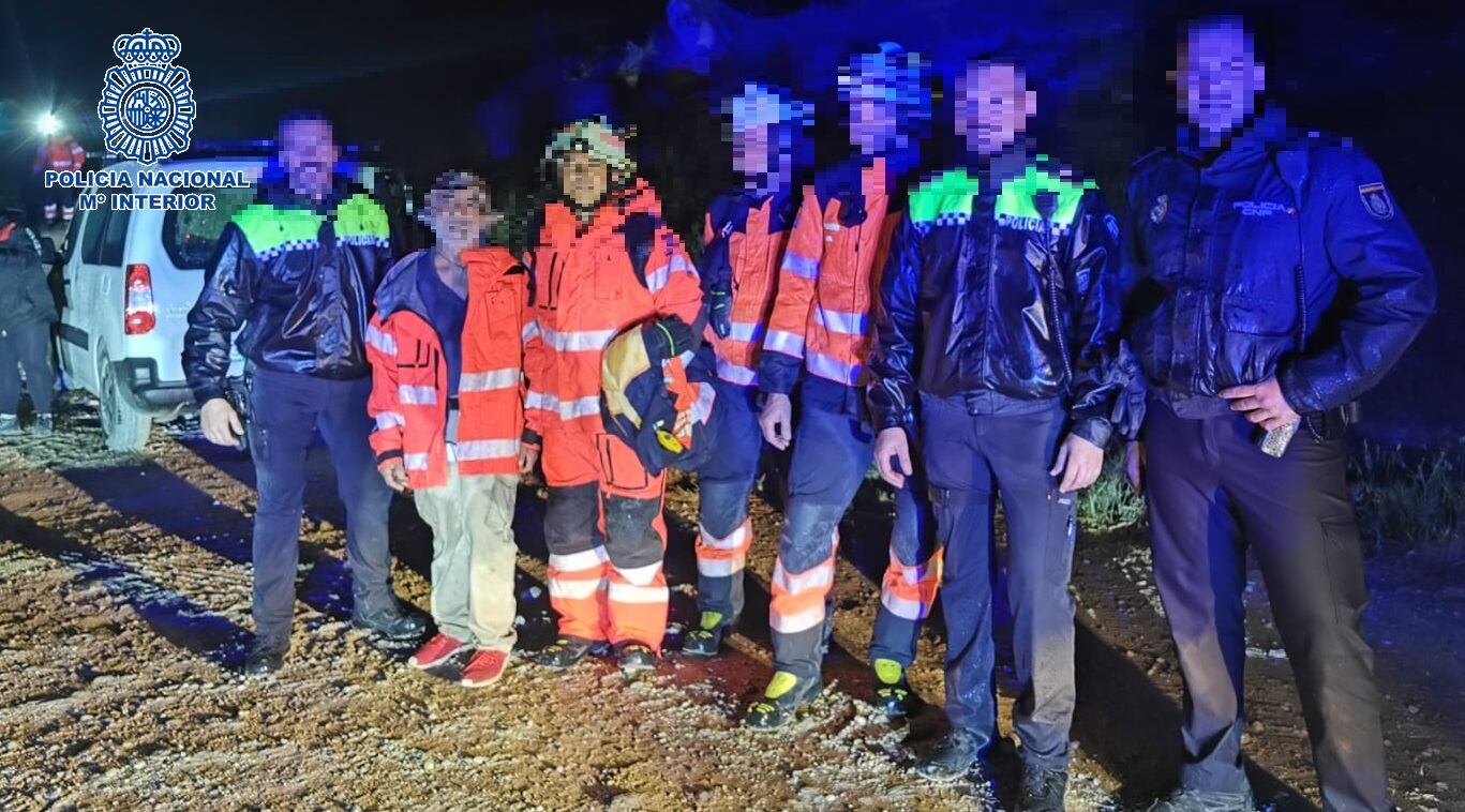 Los efectivos junto a los dos senderistas rescatados en Antequera (Málaga)