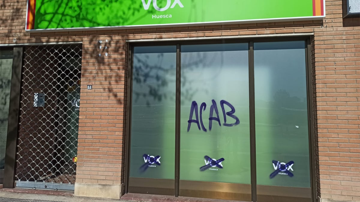 La sede de Vox en Huesca con pintadas.