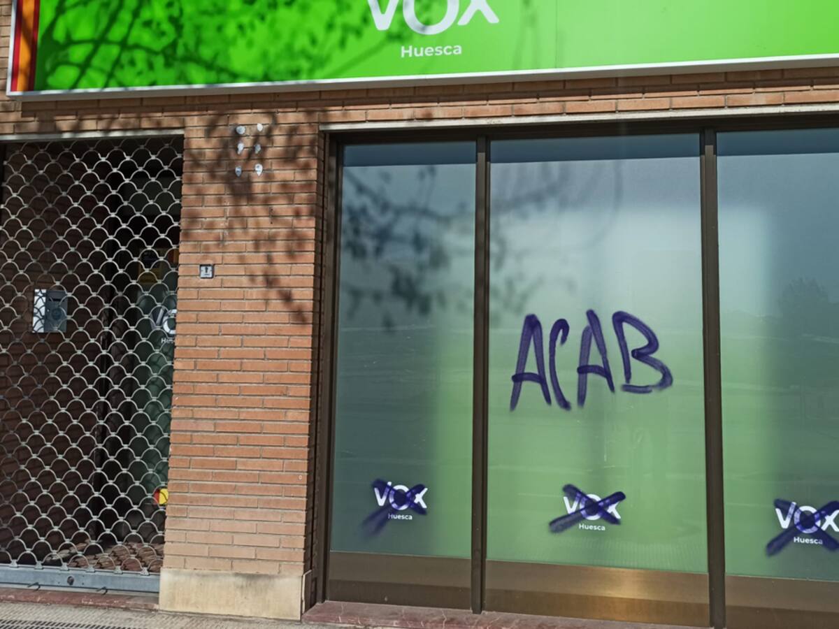 VOX denuncia pintadas vandálicas en su sede de Huesca