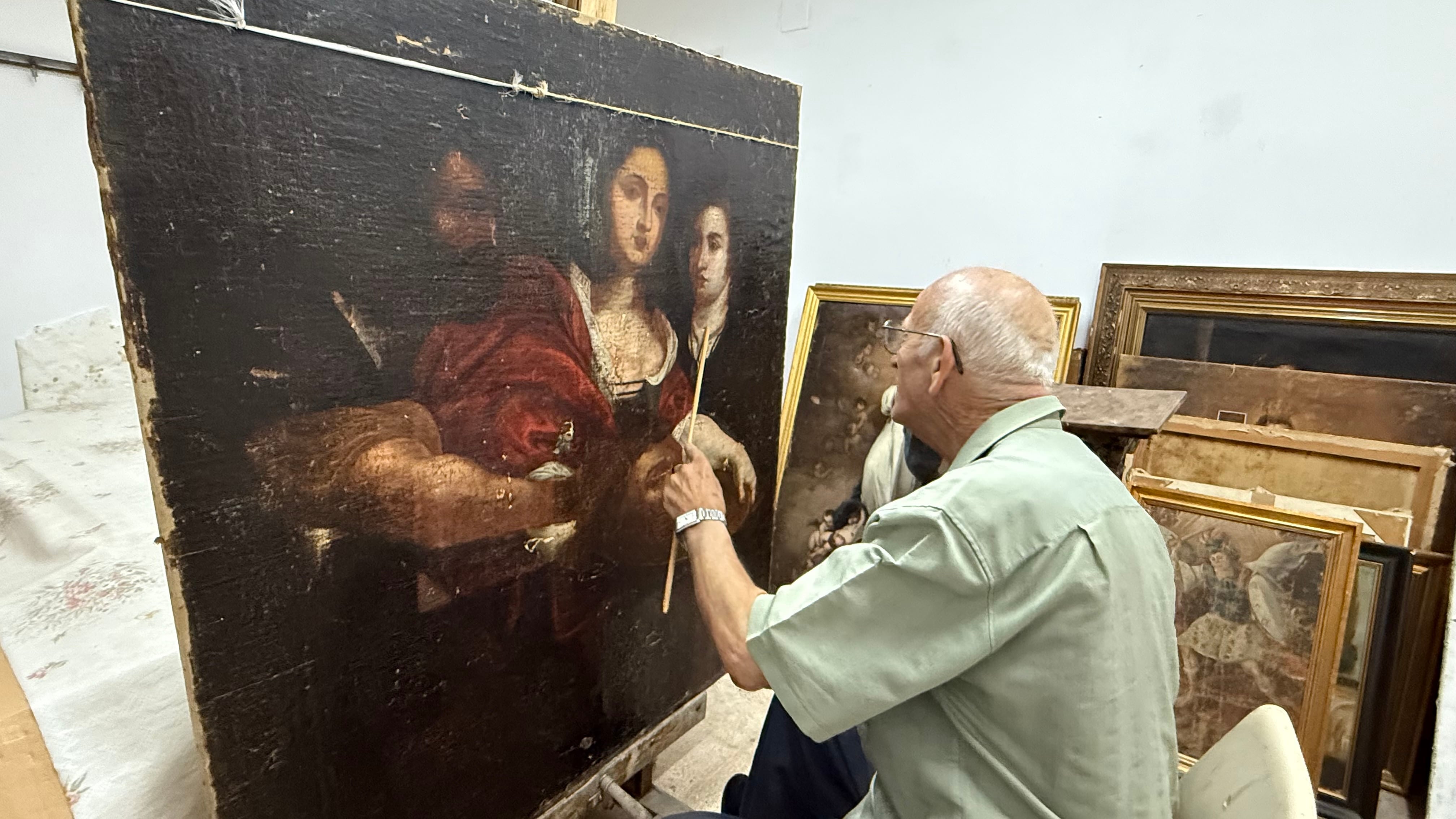 Mariano Vélez encontró en la restauración de arte una nueva vocación más allá del sacerdocio.