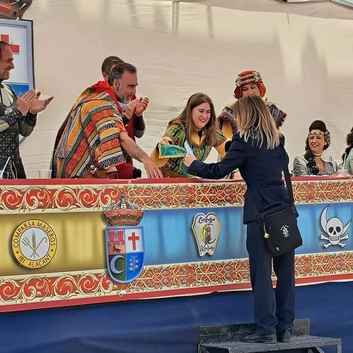 Marga Valiente, de Adelum Villena, recogiendo el premio