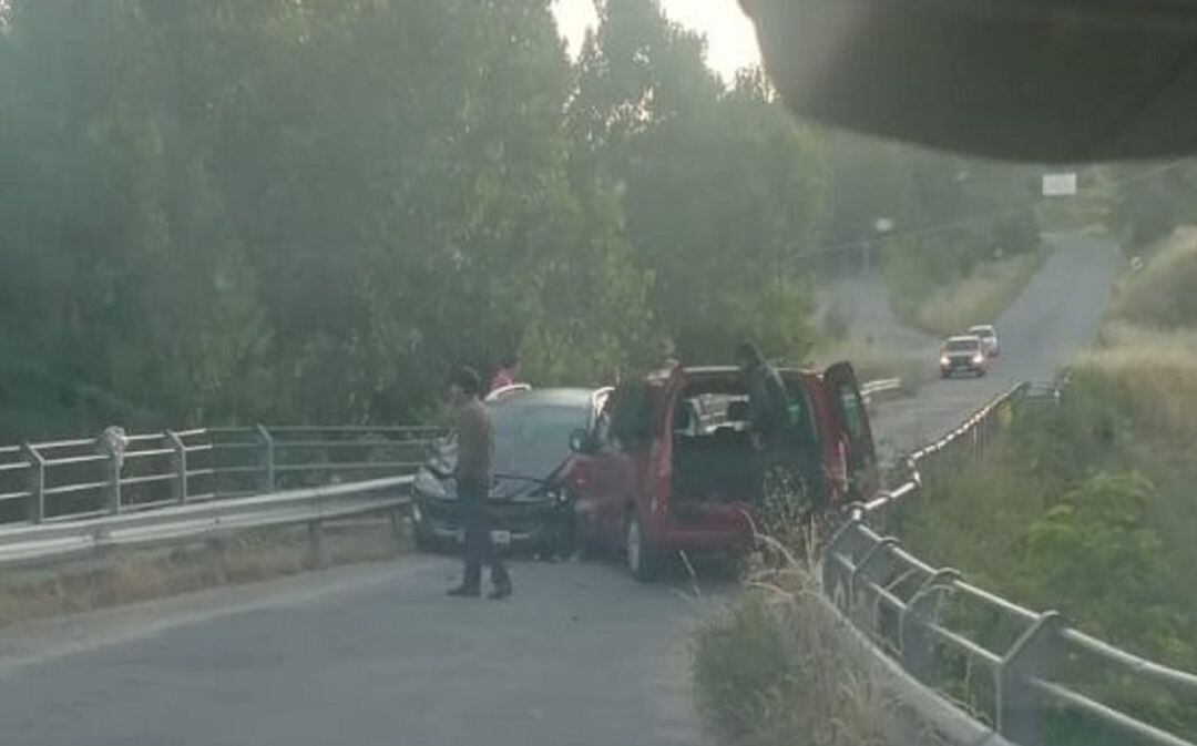 Aparatoso accidente en el puente entre Coca y Santiuste de San Juan Bautista