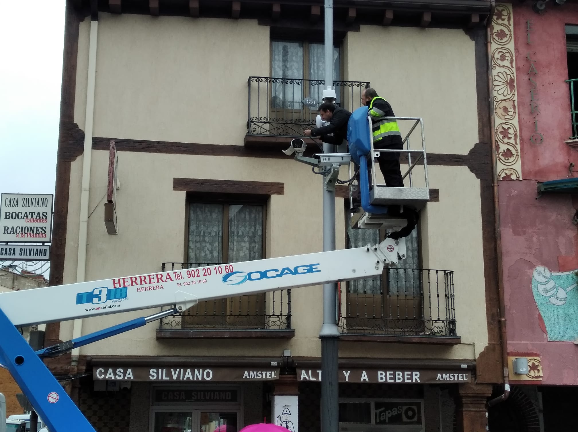 Los operarios instalaban este jueves la cámara en la Plaza de la Virgencilla