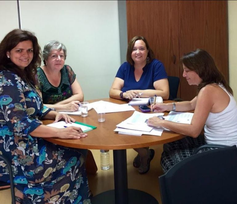 Marián Franquet en una reunión de trabajo