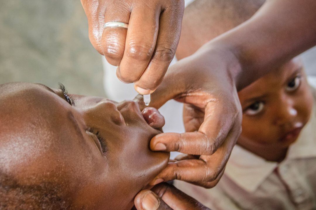 Niños recibiendo una vacuna contra la polio en la ciudad de Nkozi, en Uganda, en una imagen de archivo de octubre de 2019