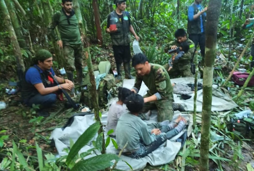 Los niños rescatados en la selva colombiana esperaron ayuda cerca del avión durante 4 días.