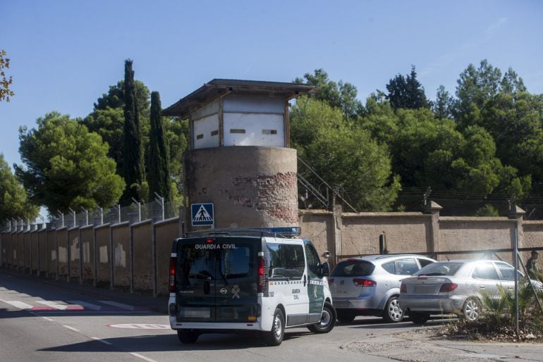 Una furgoneta de la Guardia Civil entra en el Cuartel Santa Eulalia de Sant Boi donde Defensa envió material logístico por si se tuviera que alojar allí a los agentes de refuerzo en Cataluña.