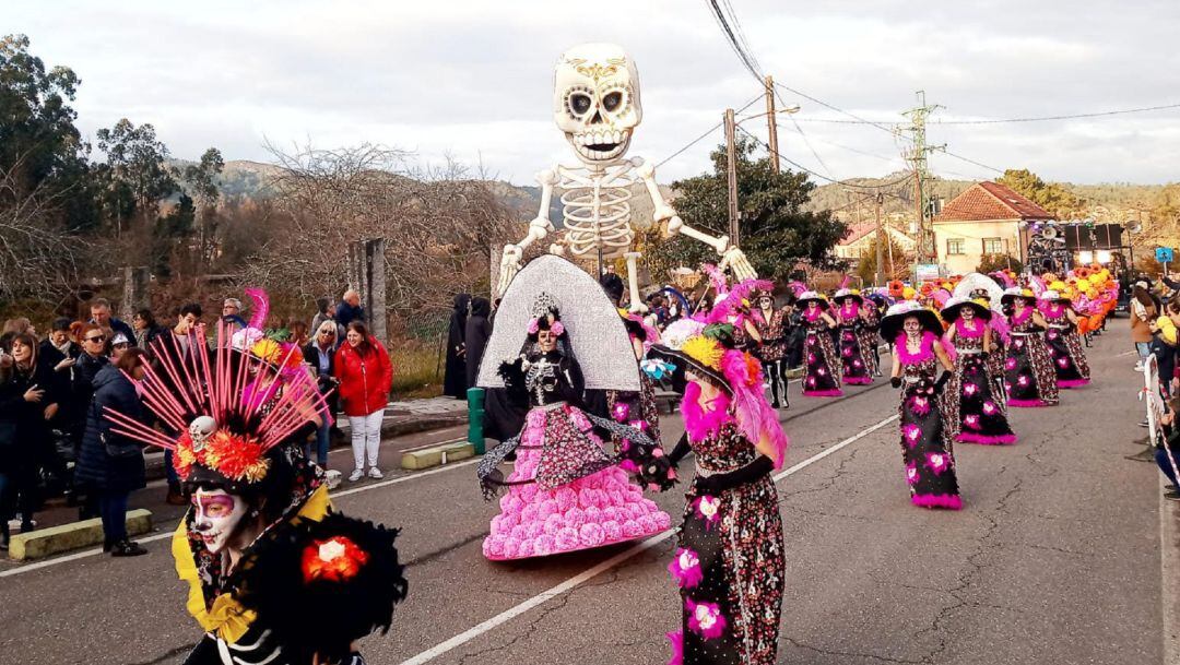 Desfile de comparsas del Entroido de Salceda en 2020. 