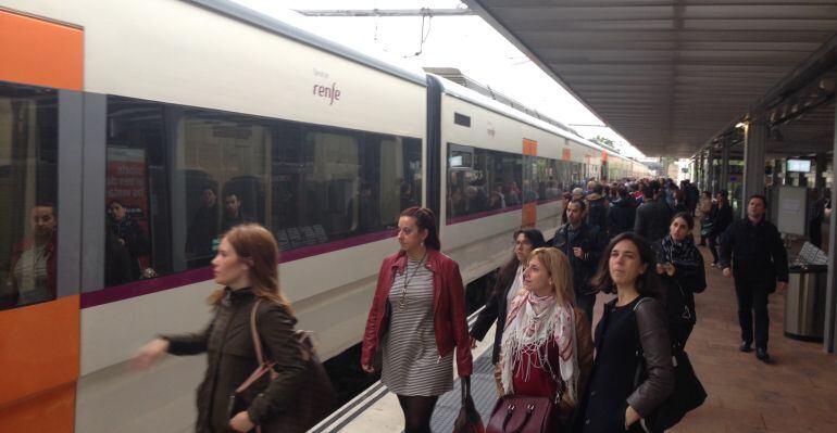 Un tren de rodalies sortint de l&#039;estació de Reus, en una imatge d&#039;arxiu. 
