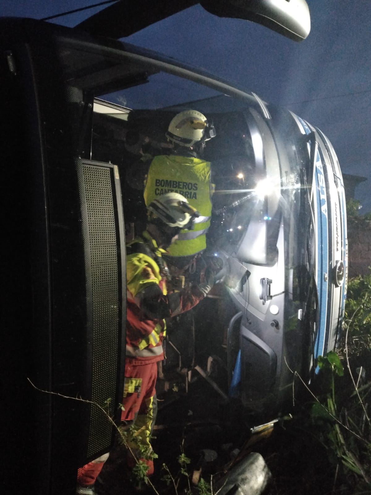 Los bomberos han tenido que sacar a los heridos del autobús por la luna del vehículo.