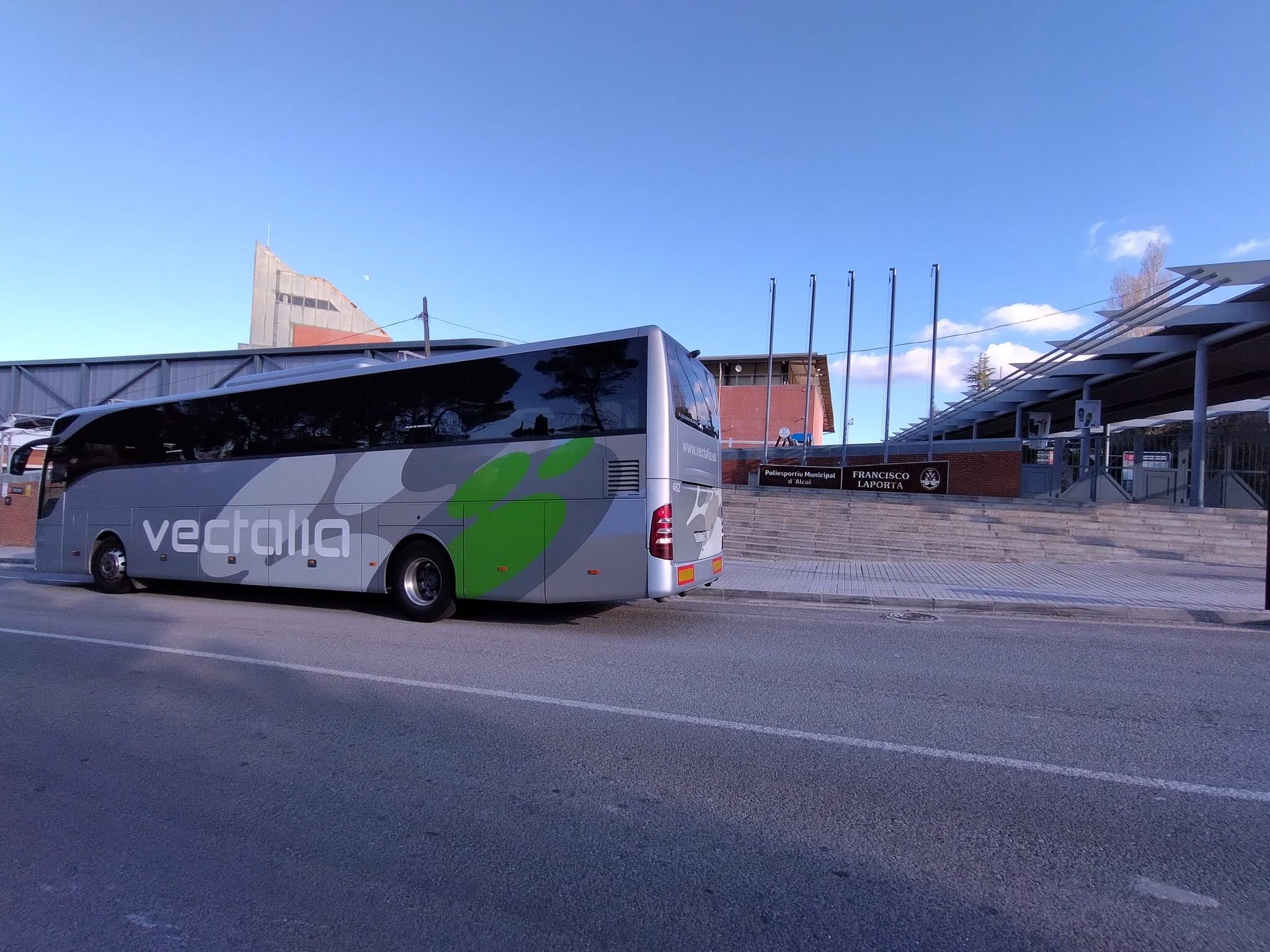 Alcoy retoma este martes el servicio del autobús al polideportivo Francisco Laporta.