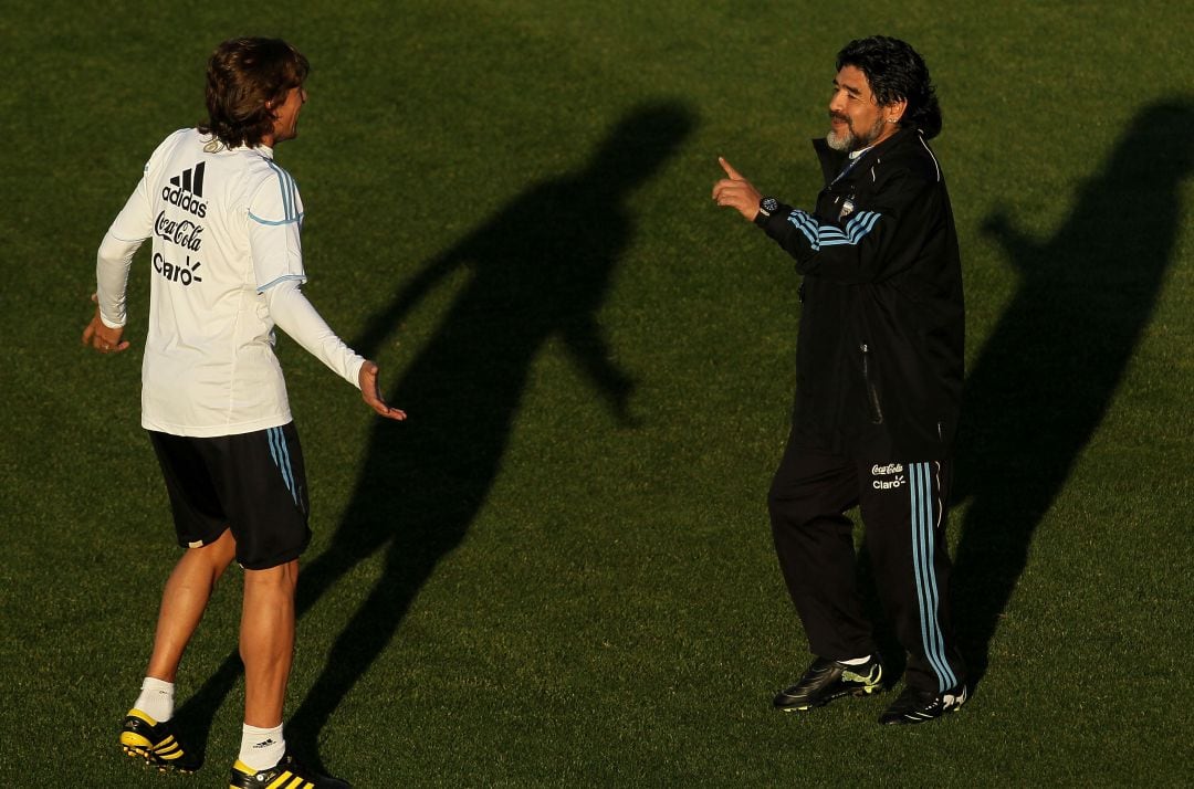 Heinze y Maradona hablan durante un entrenamiento