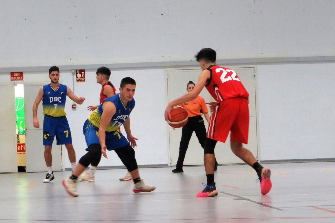 Jugador del Dénia defendiendo ante un rival.