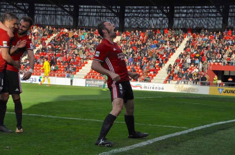 Diego Cervero celebra un gol en Anduva.