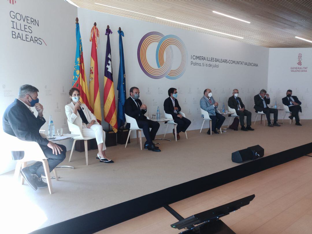 Mesa redonda sobre turismo y recuperación económica.