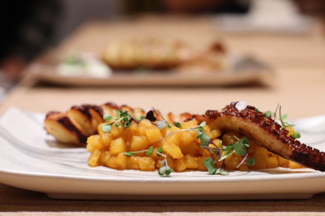 Pulpo a la brasa, tartar de patata y mermelada de aceite de oliva