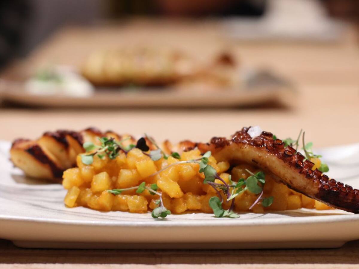 Pulpo a la brasa, tartar de patata y mermelada de aceite de oliva