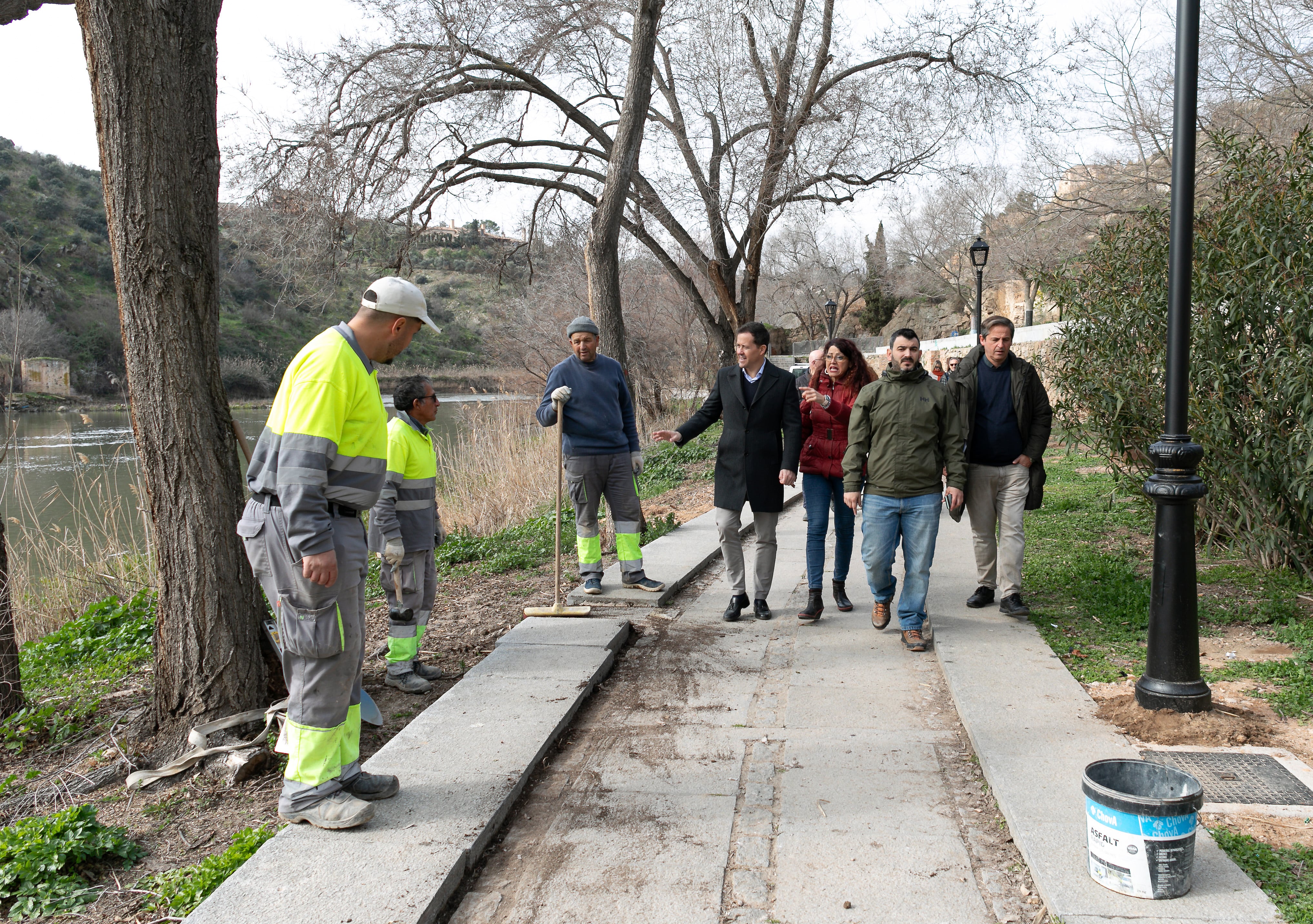 El alcalde de Toledo visita las obras de recuperación de las riberas del Casco