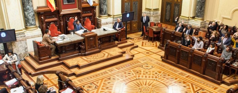 Votación de presupuestos en el pleno municipal. Foto de archivo