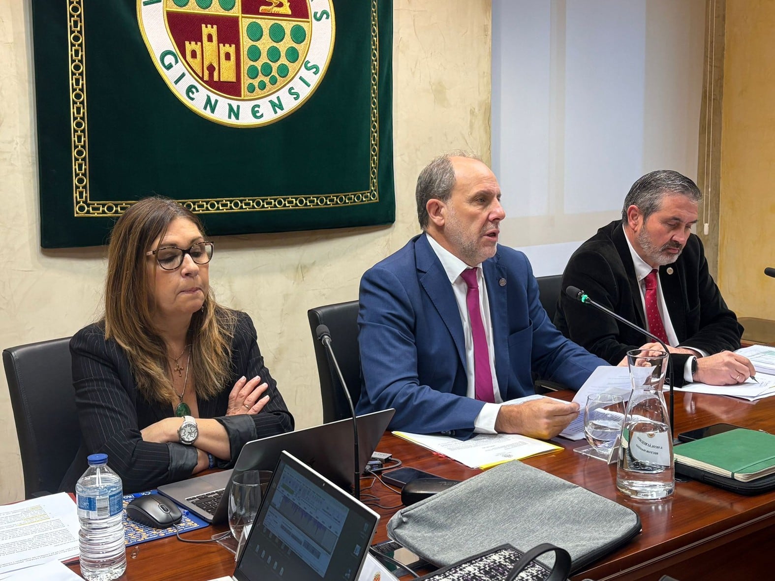 Reunión del Consejo de Gobierno de la UJA, con Nicolás Ruiz Reyes como rector en el centro de la fotografía.