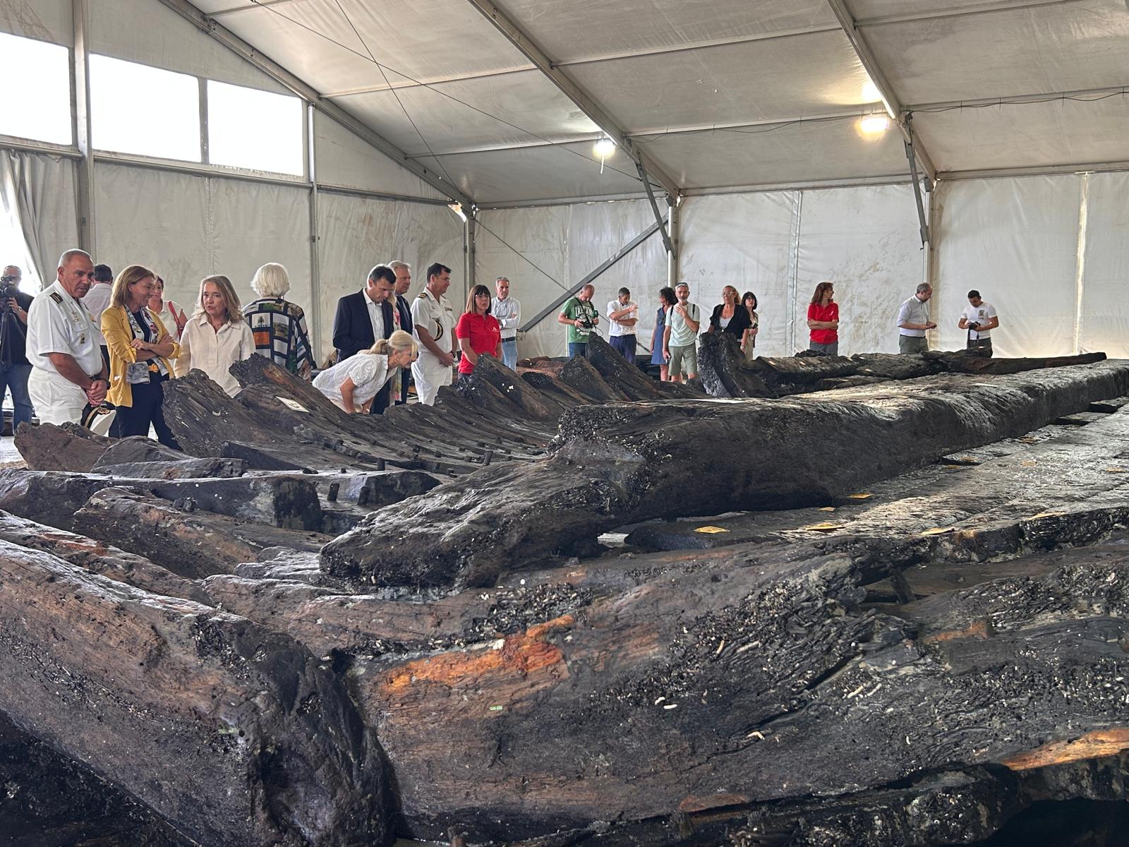 Pecio Delta I extraído del fondo del agua en las obras de la terminal de contenedores de Cádiz