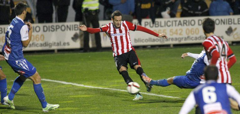 GRA428. ALCOY (ALICANTE), 02/12/2014.- El delantero del Athletic Borja Viguera (c) dispara a puerta para conseguir el gol del empate, durante el partido de ida de dieciseisavos de final de la Copa del Rey que Alcoyano y Athletic Club juegan hoy en el campo de El Collao de Alcoy (Alicante). EFE/Morell