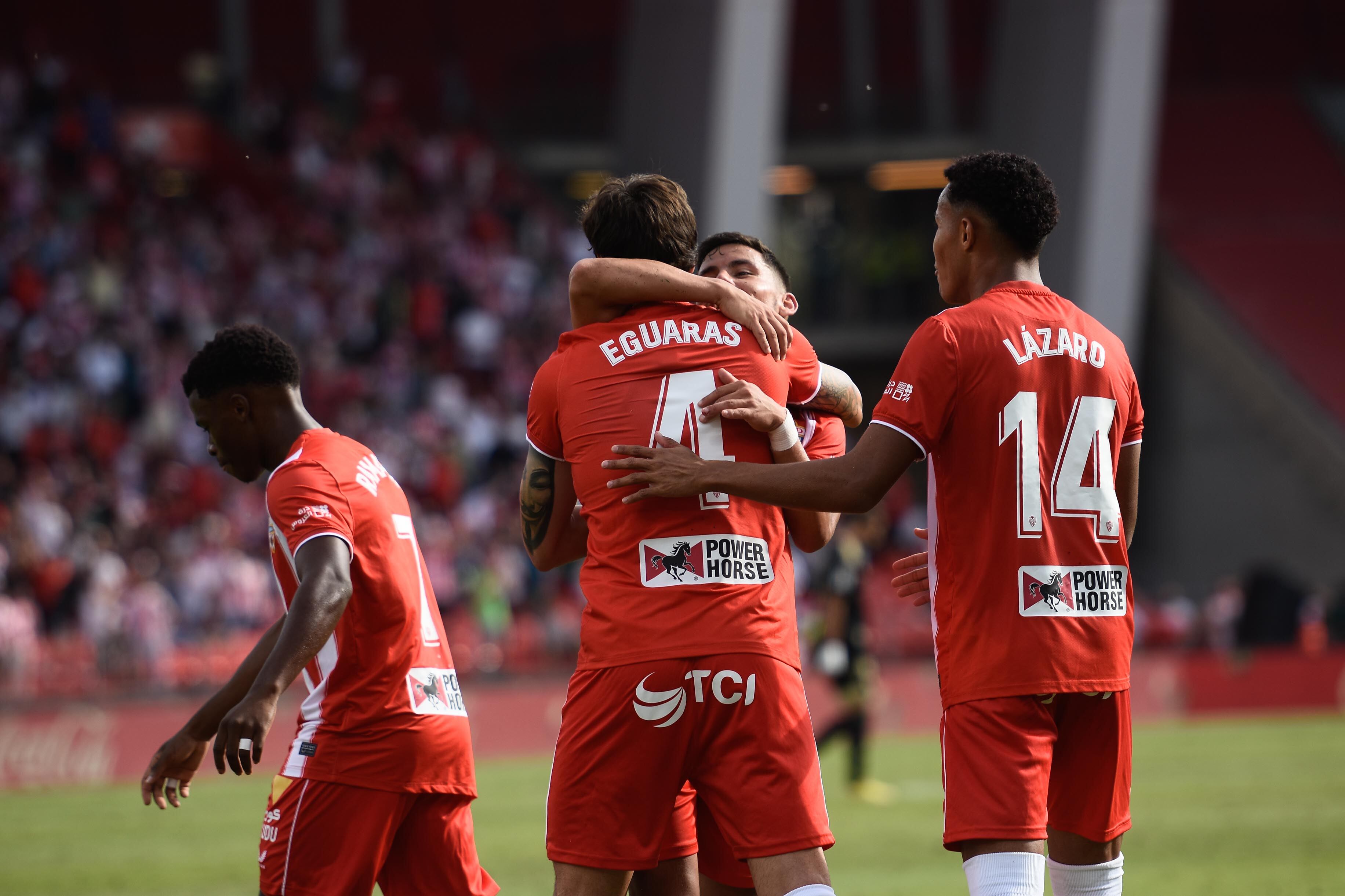 Robertone abraza a Eguaras tras cerrar la victoria contra el Celta.