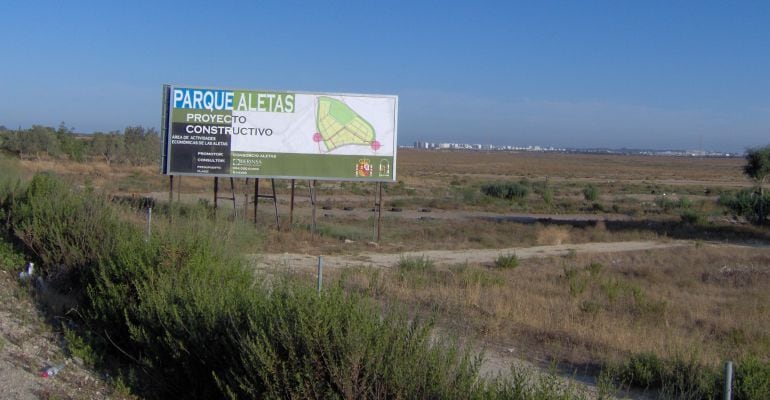 Imagen de un cartel en los terrenos donde se ha diseñado el parque logístico de Las Aletas