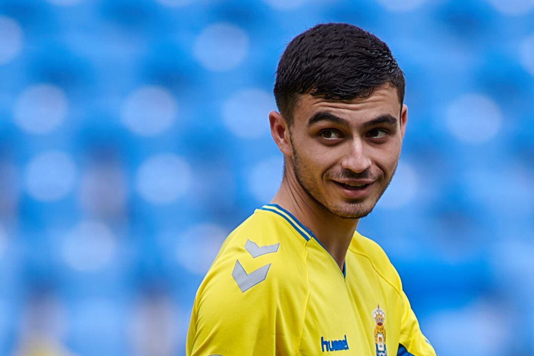 Pedri disputando un choque con la camiseta de Las Palmas.