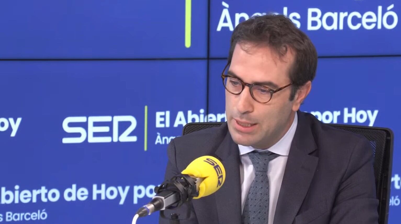 El ministro de Economía, entrevistado por Àngels Barceló.