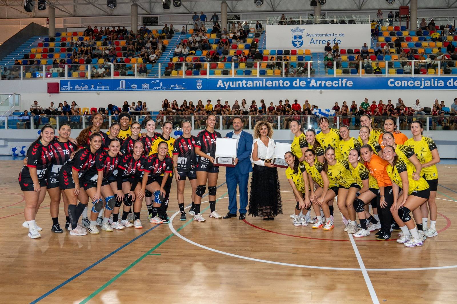 CB San José Obrero y CB Puerto del Carmen en la reinauguración del Palacio de los Deportes de Arrecife.