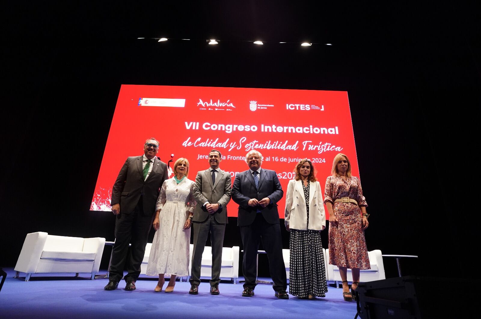 Juanma Moreno durante la clausura del congreso en el Teatro Villamarta de Jerez