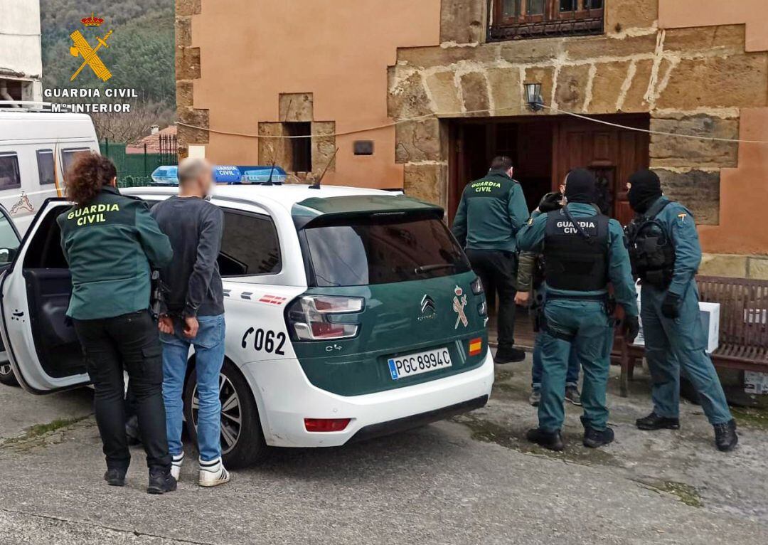 Momento en el que la Guardia Civil procede a la detención de los presuntos responsables de la plantación.